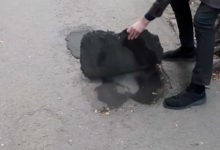 Фото - Российский депутат отремонтировал дорогу куском резины