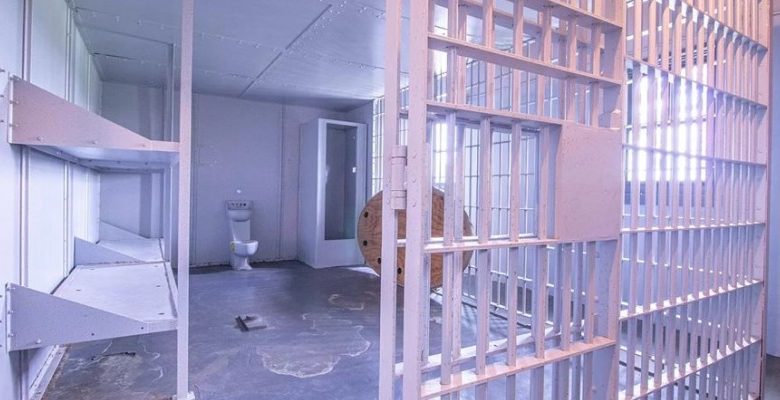 Фото - В США продают дом с тюрьмой внутри